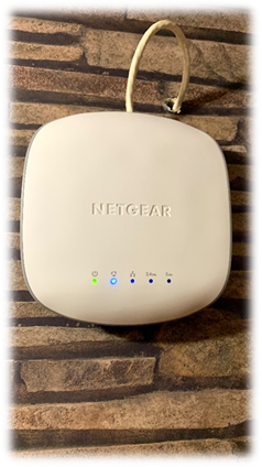 座る, テーブル, バッグ, 木製 が含まれている画像
自動的に生成された説明